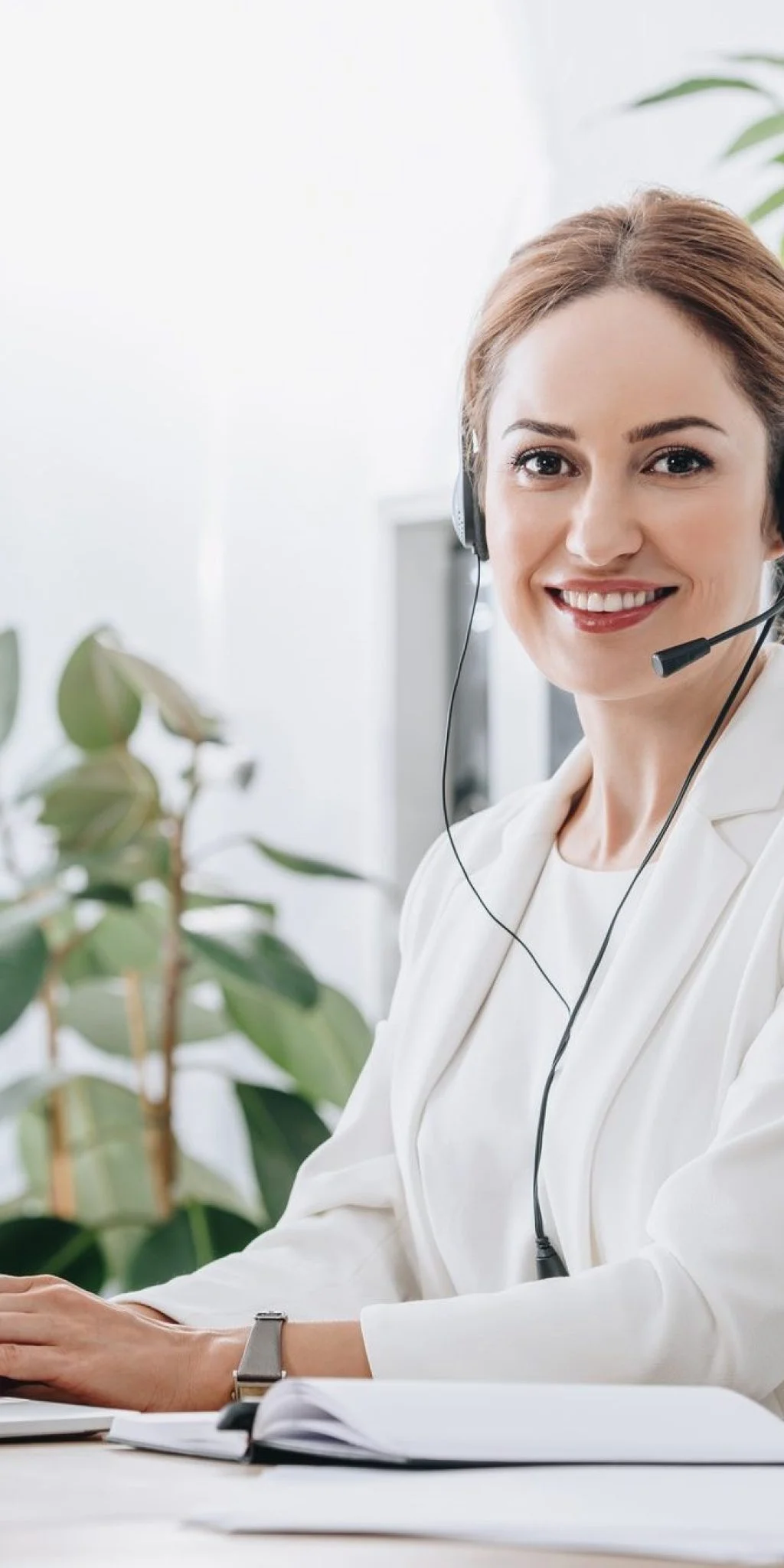 support-operator-working-with-headset-and-laptop-in-call-center-e1622090004440 support-operator-working-with-headset-and-laptop-in-call-center-e1622090004440